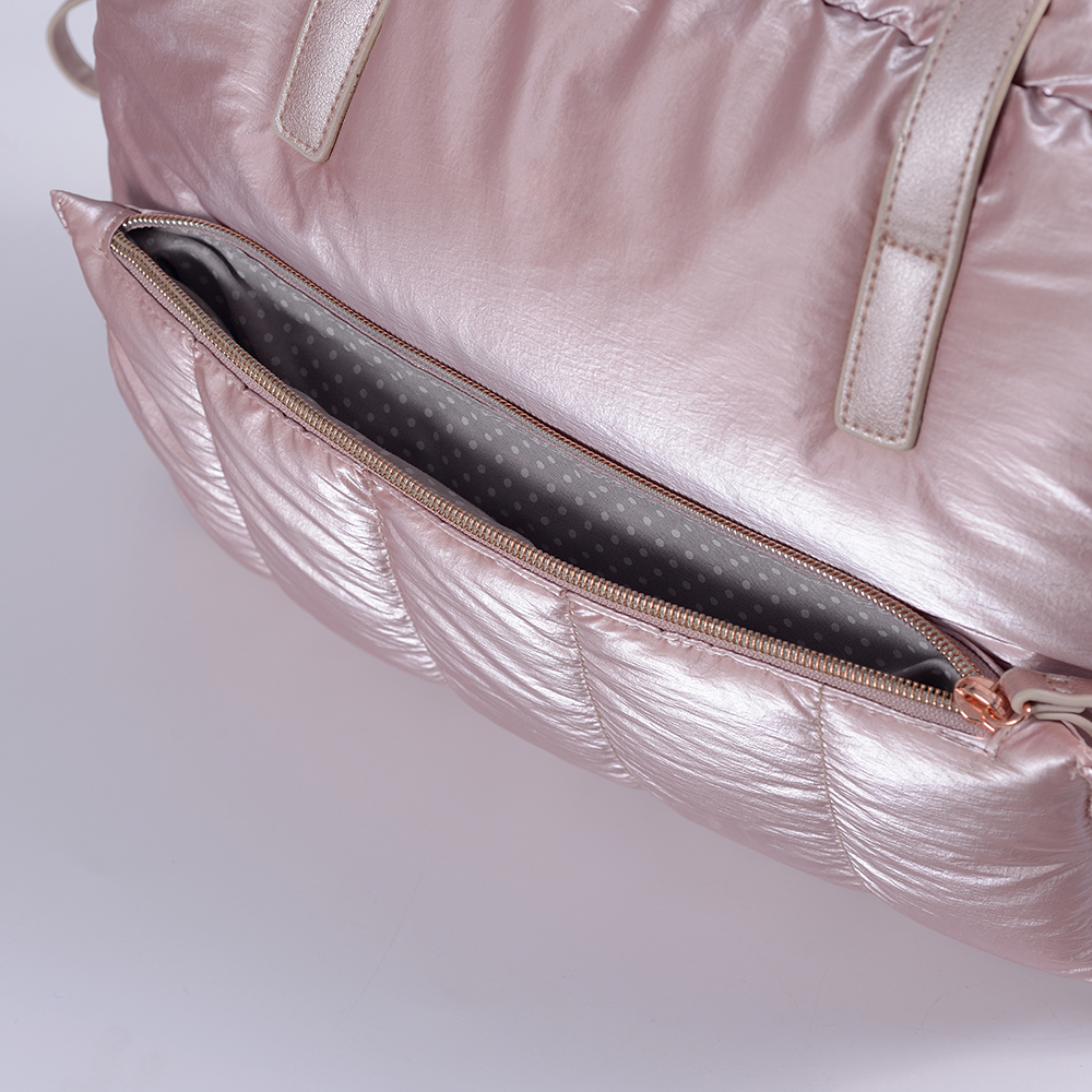 ang malambot na ulap na kamay ay ginawa ng bagong istilong puffy na hanbag na may luggage strap at laptop compartment
